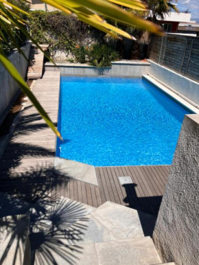 2 pièces rez-de-jardin dans maison avec piscine